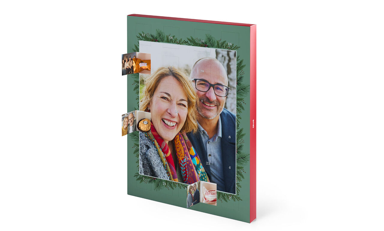 Vertikálny adventný kalendár Ferrero s fotografiou babičky a deduška.