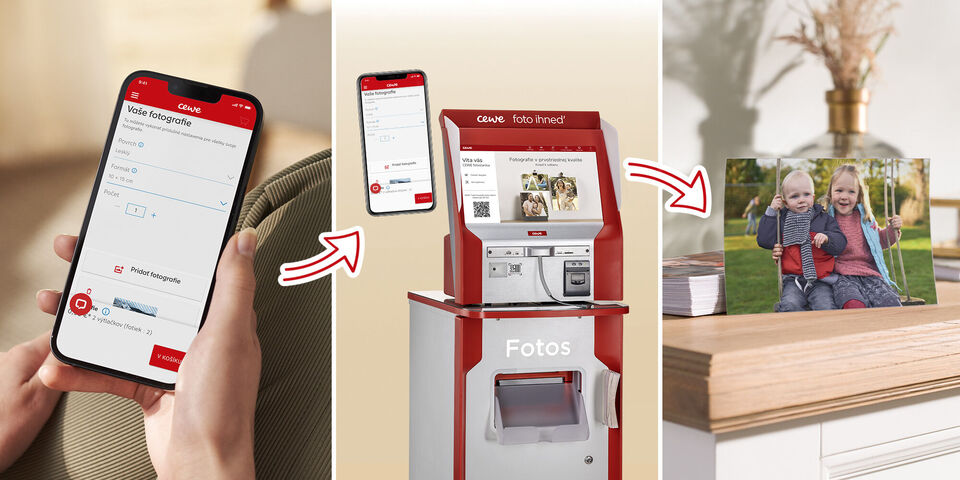 Osoba používa CEWE Foto aplikáciu na svojom mobile, vedľa CEWE automat a foto dvoch usmiatych detí na stole.