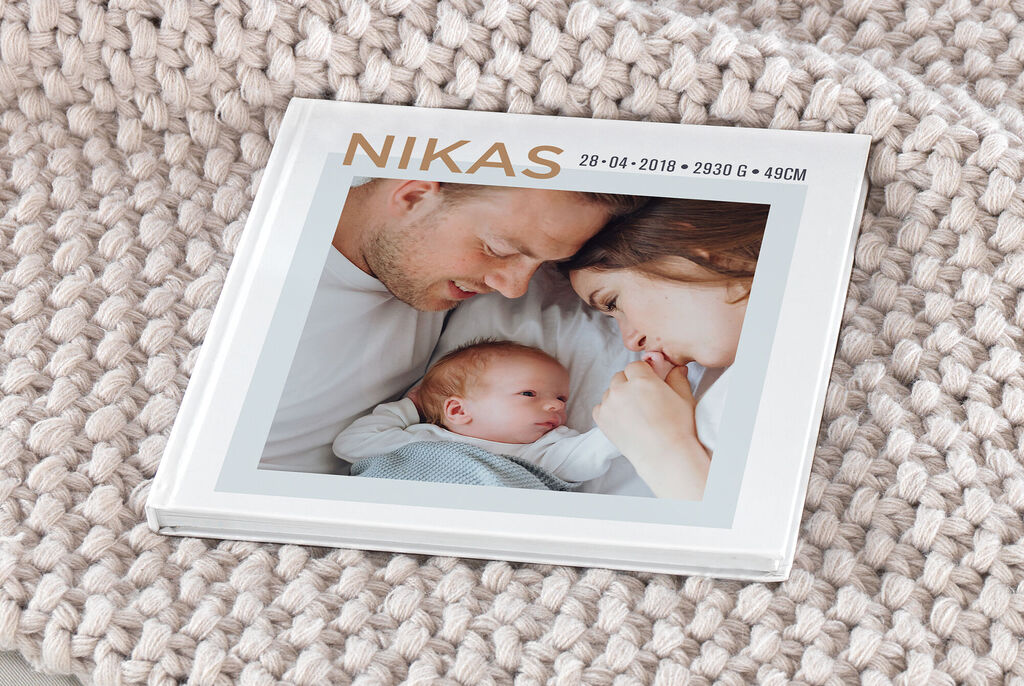 CEWE Fotokniha s láskyplným rodinným okamihom.