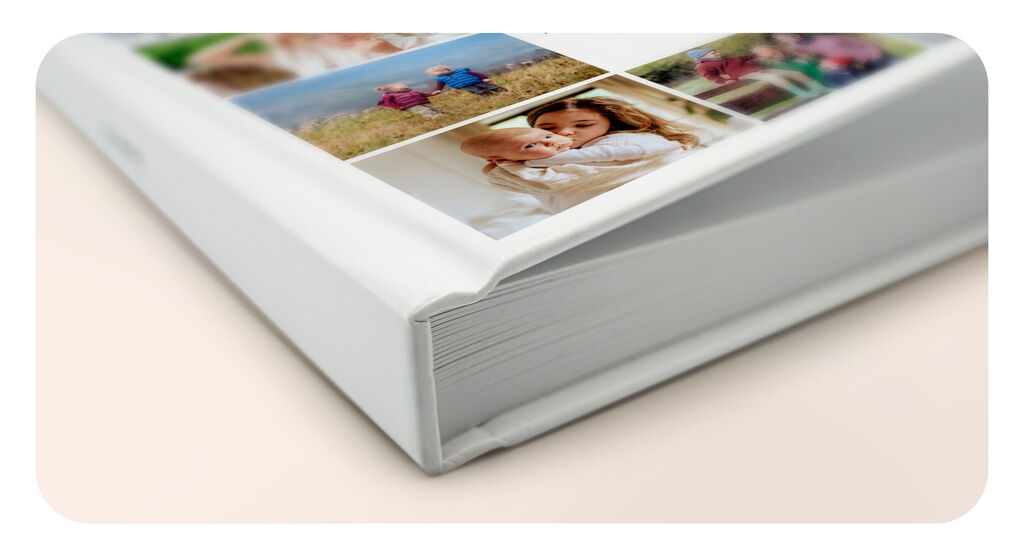 Fotokniha CEWE s rôznymi rodinnými fotografiami na obale.