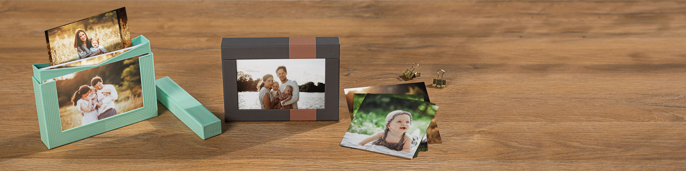 Dva kreatívne fotoprezentácie s fotkami šťastných okamihov: fotokniha a položené fotografie.
