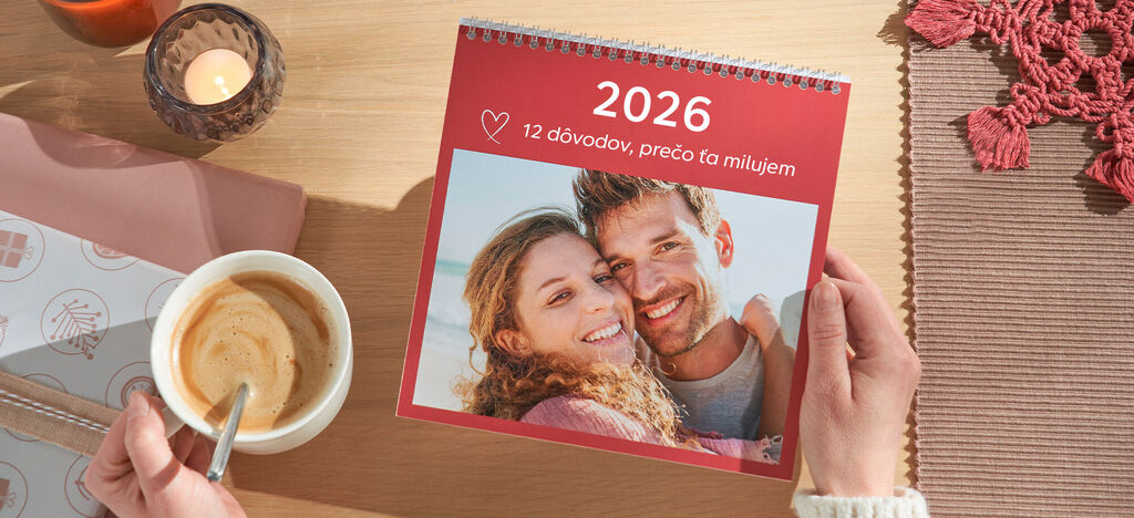 Osoba drží CEWE kalendár s dojímavou fotografiou a rokom 2025.