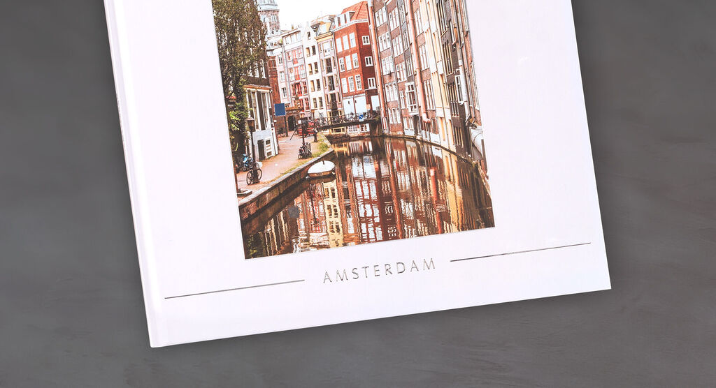 Fotokniha CEWE so záberom na architektúru a kanál Amsterdamu.