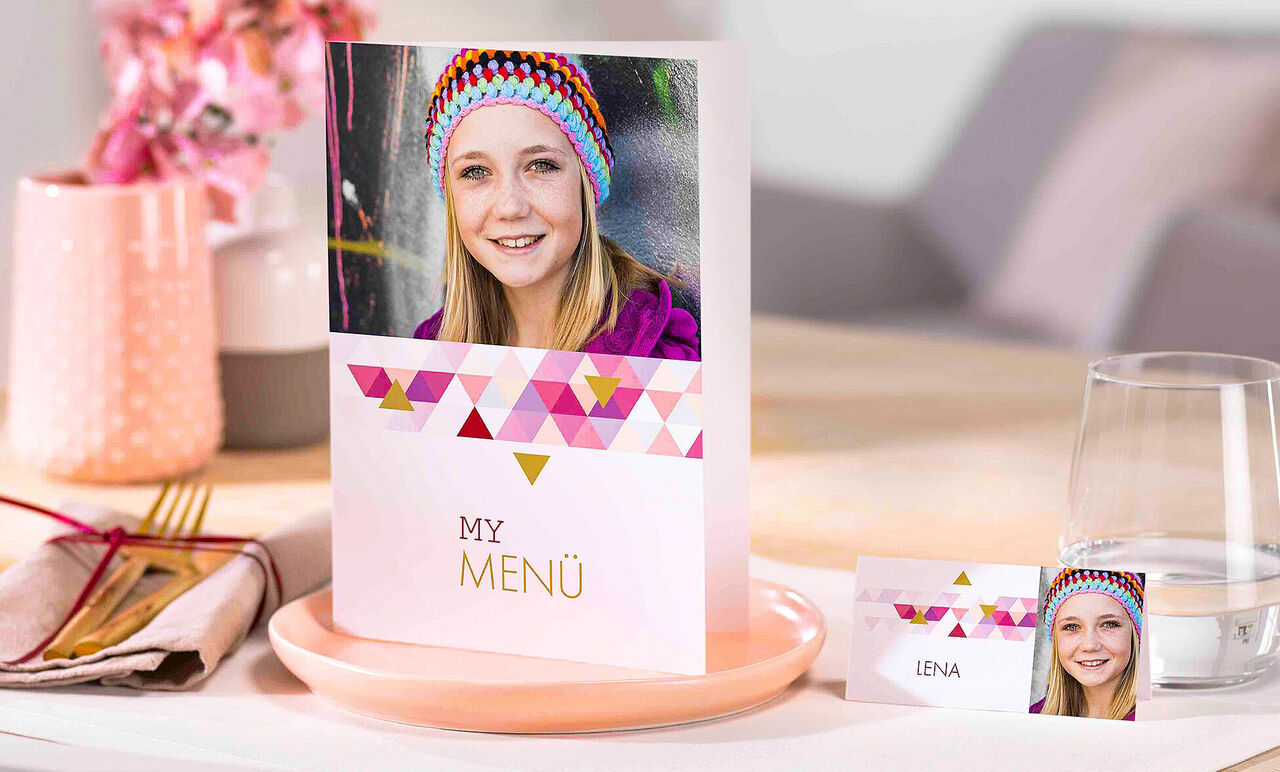 Krásne zdobený stôl s menu a menovkami na slávnostnú príležitosť