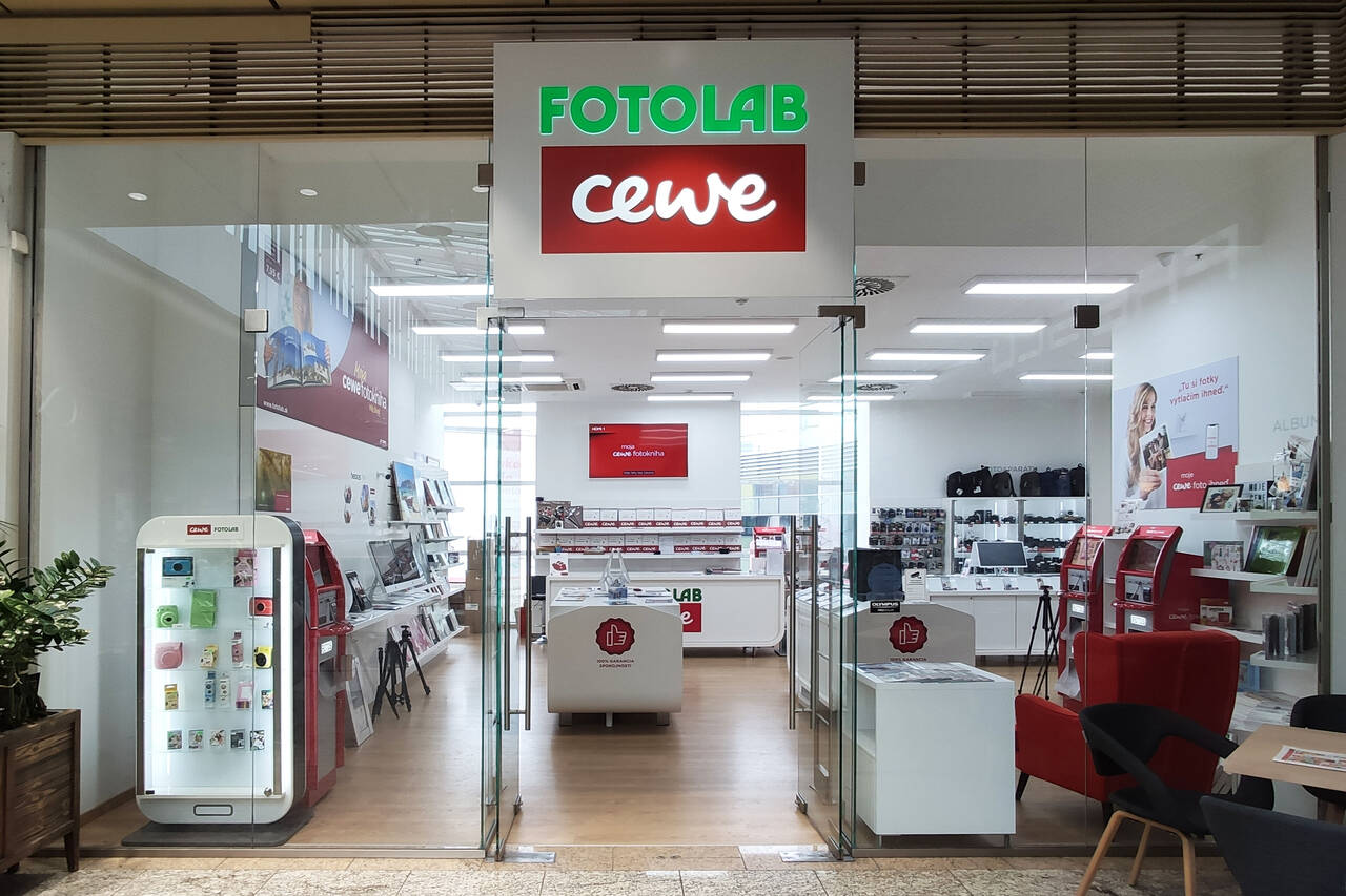 Vchod CEWE fotolaboratória s prívetivou atmosférou