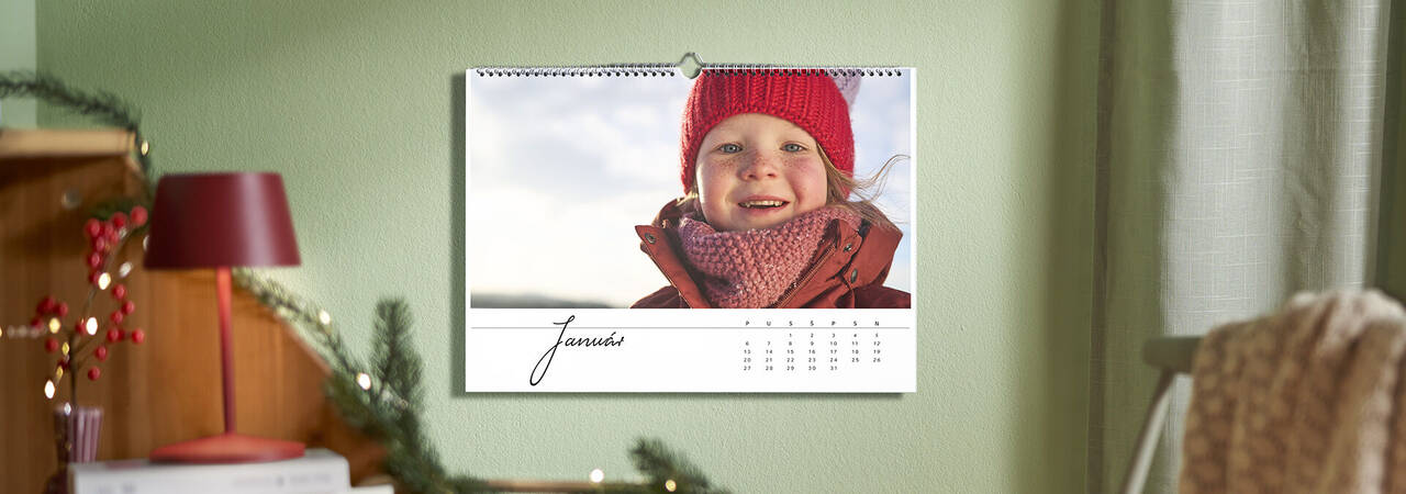 Visiaci fotokalendár s mesačným zobrazením a portrétom pre január.