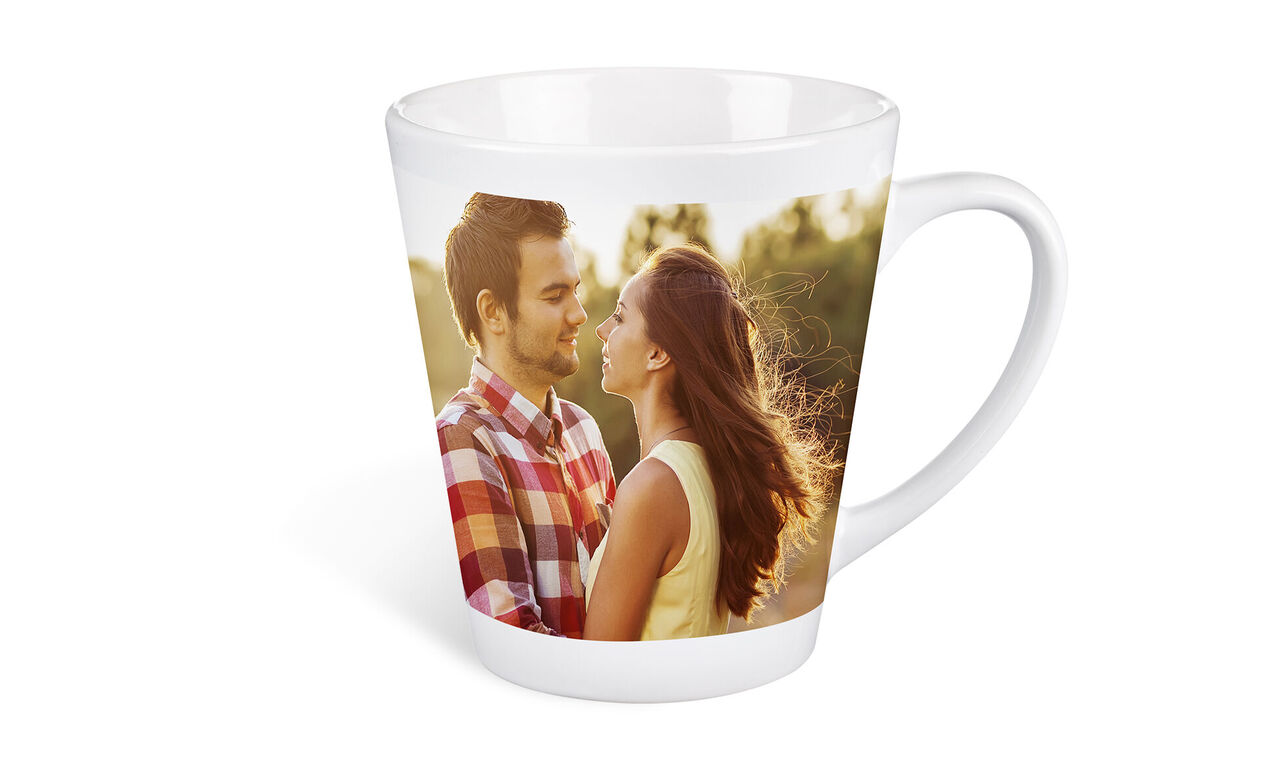 Hrnček s romantickou fotografiou páru v prírode.