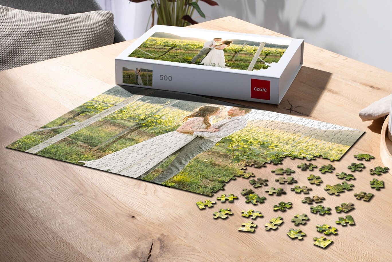 Personalizované puzzle ukazuje romantický pár vo vinici, kúsky sú roztrúsené na stole.