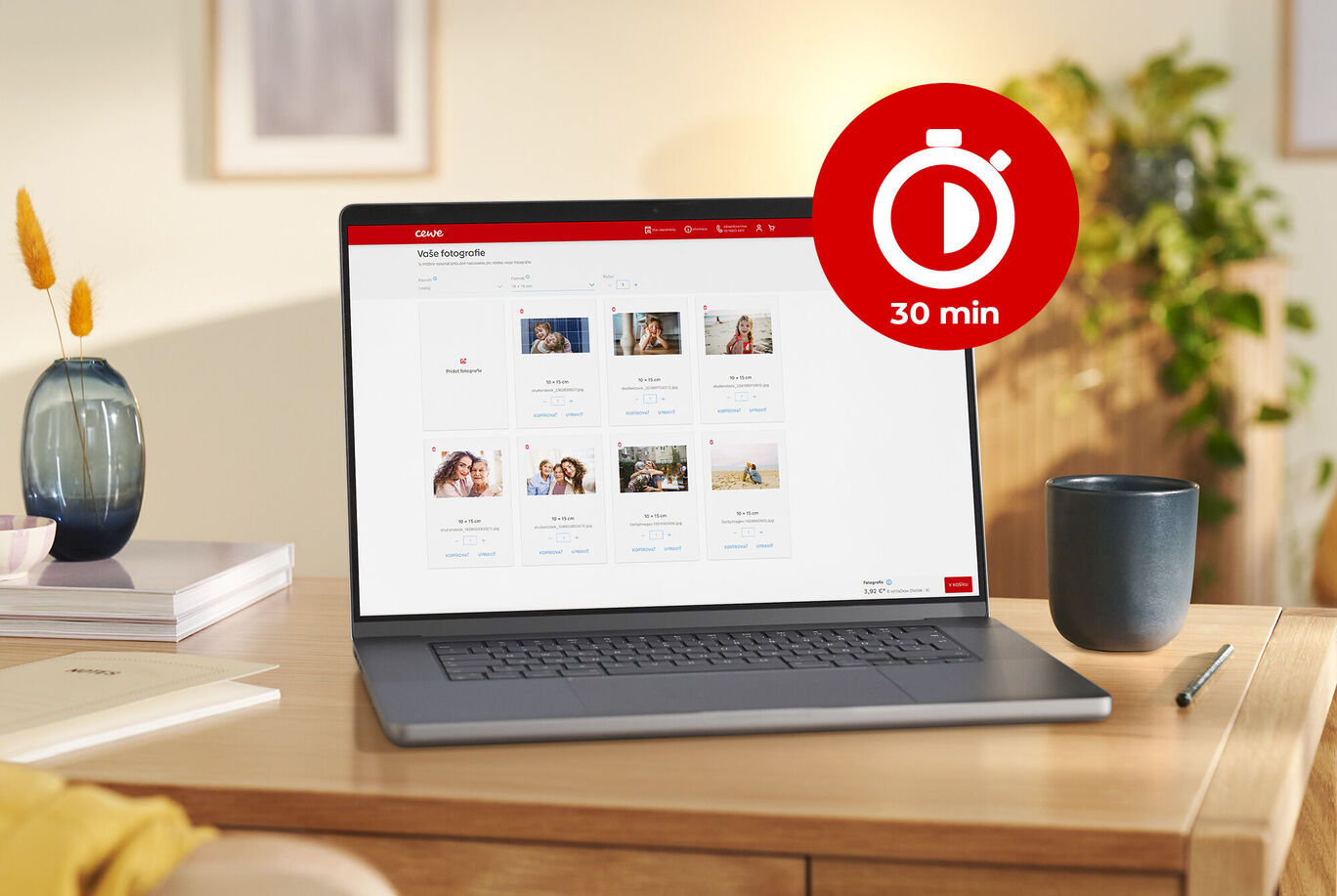 Notebook s CEWE web stránkou a ikonou časovača, tvorba momentov pre fotoprodukty
