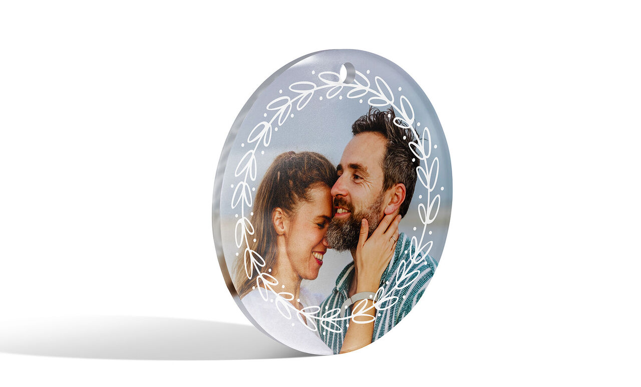 Personalizovaný dekoratívny disk s romantickým obrázkom a kvetinovými motívmi.