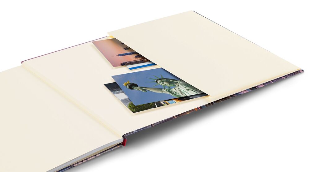 Na obrázku je fotokniha s vreckom na spomienky av nej drobné suveníry z ciest.