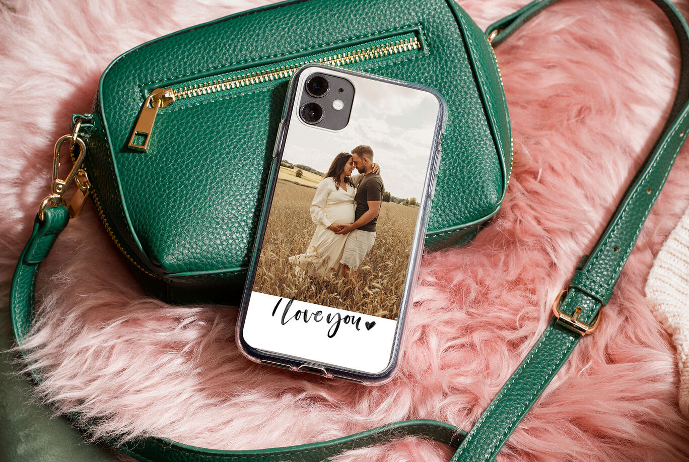 Obal na mobil s fotografiou páru v pšeničnom poli a text 'I love you'.