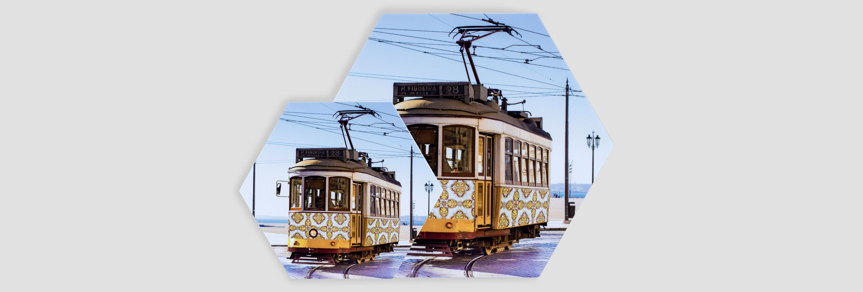 Farebná električka s nostalgickým dizajnom na koľajniciach