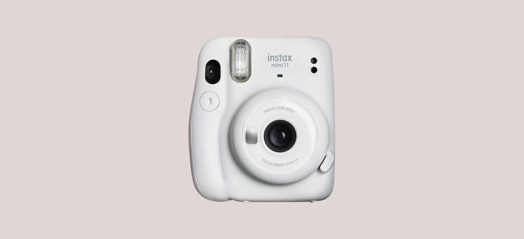 Fotoaparát značky Instax na okamžité fotografie v bielej farbe.