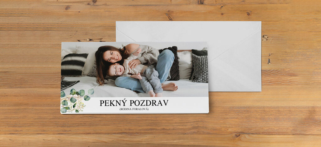 Matka objíma svoje dieťa na posteli, zdieľajú dojemný okamih.