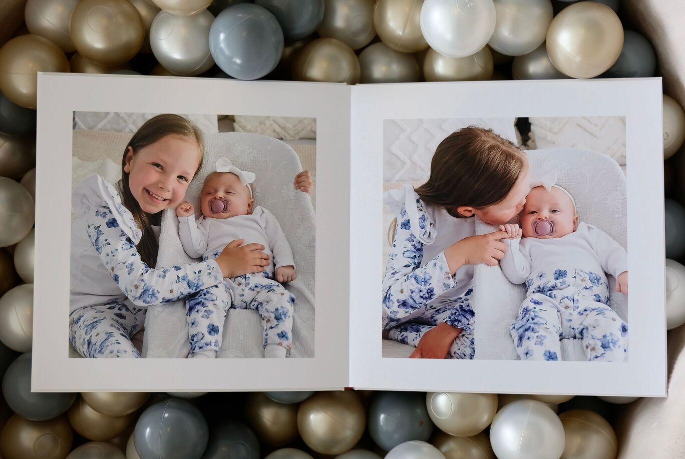 Dve deti sa túlia s bábätkom v CEWE fotoknihe.