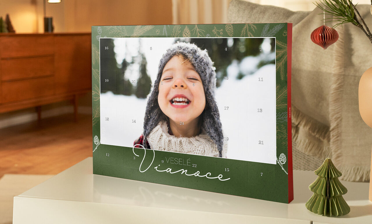 Adventný kalendár na stole s vianočným dizajnom