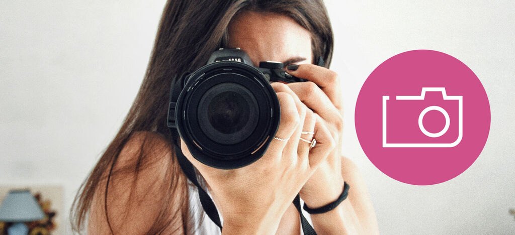 Osoba drží fotoaparát a pozerá cez hľadáčik, pripravená na dokonalý záber.