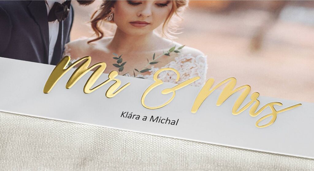 Elegantné svadobné rozloženie s nápisom Mr & Mrs a kvetinovými prvkami.