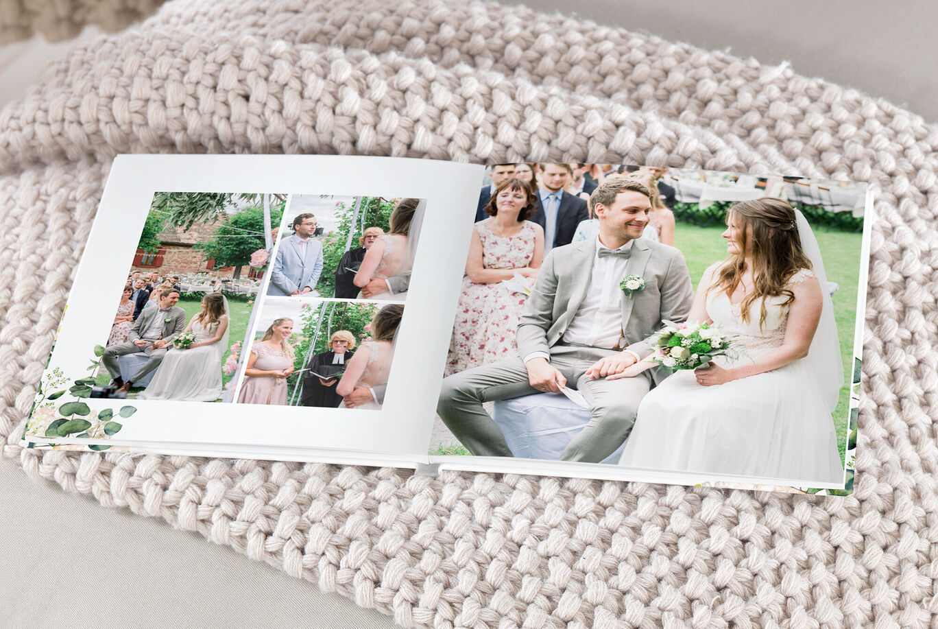 Otvorená fotokniha ukazuje svadobné fotky hostí a radostné momenty.