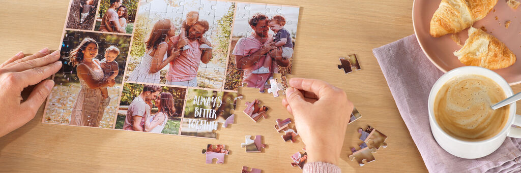 Osoba navrhuje personalizované fotopuzzle s rodinnými motívmi a popíja kávu.