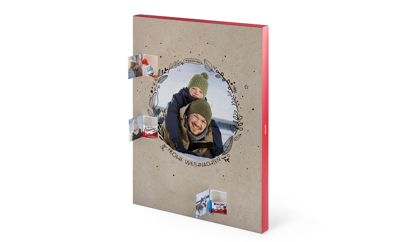 Vertikálny adventný kalendár Kinder s fotografiou otca a syna.