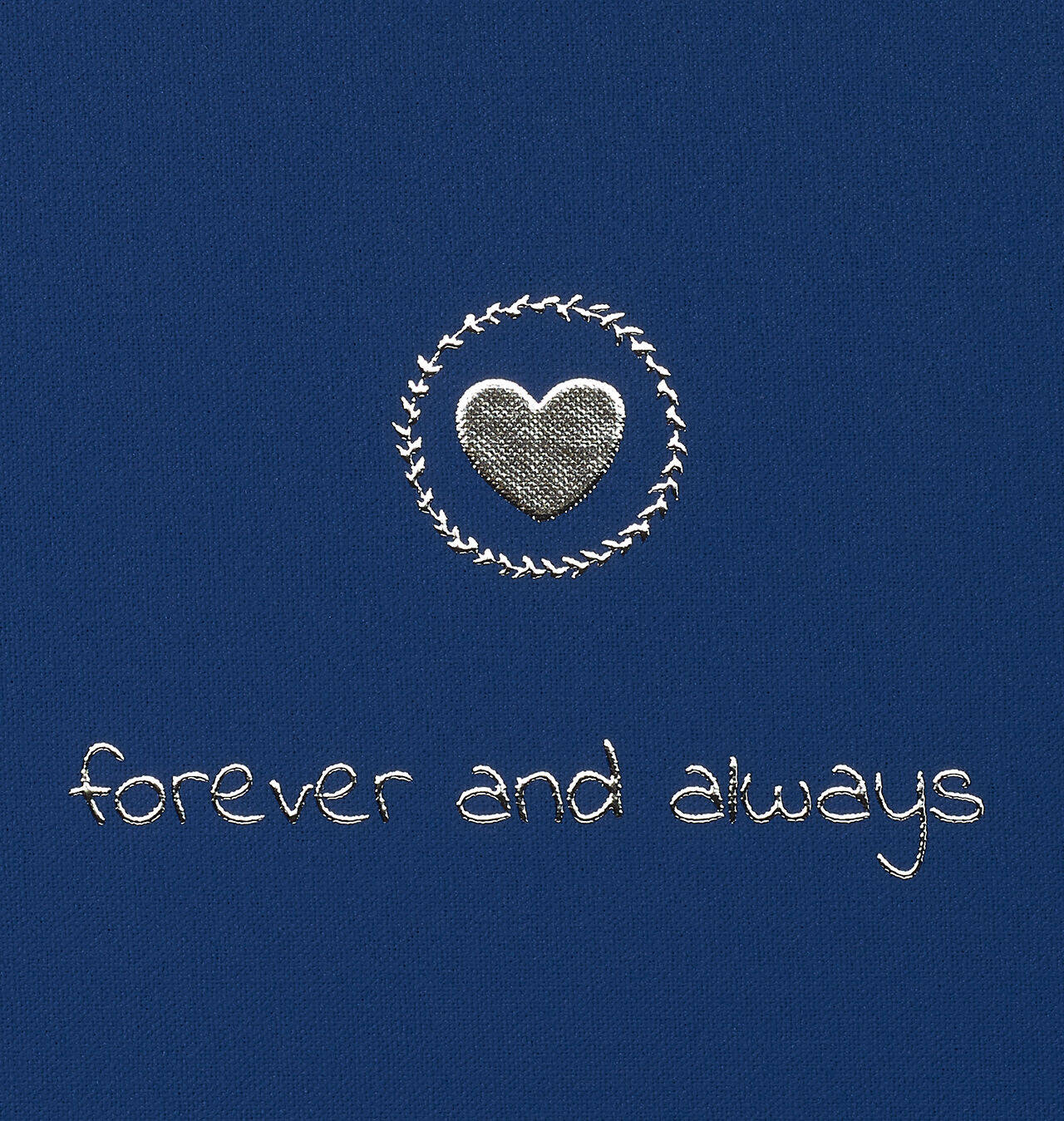 Modrý látkový obal so srdcom a nápisom "forever and always".