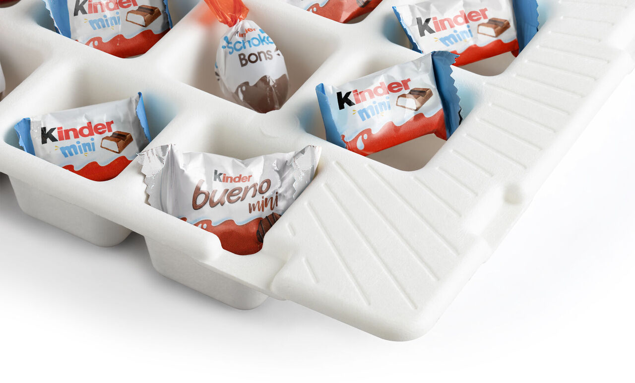 Výber Kinder čokolád v bielej nádobe, ideálne na zdieľanie.