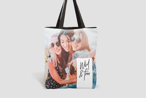 Krásna personalizovaná taška s nápisom "Wild & Free" a veselou fotografiou.