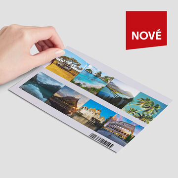 Ruka drží fotokartu s rôznymi cestovateľskými motívmi vrátane pláží a pamiatok.