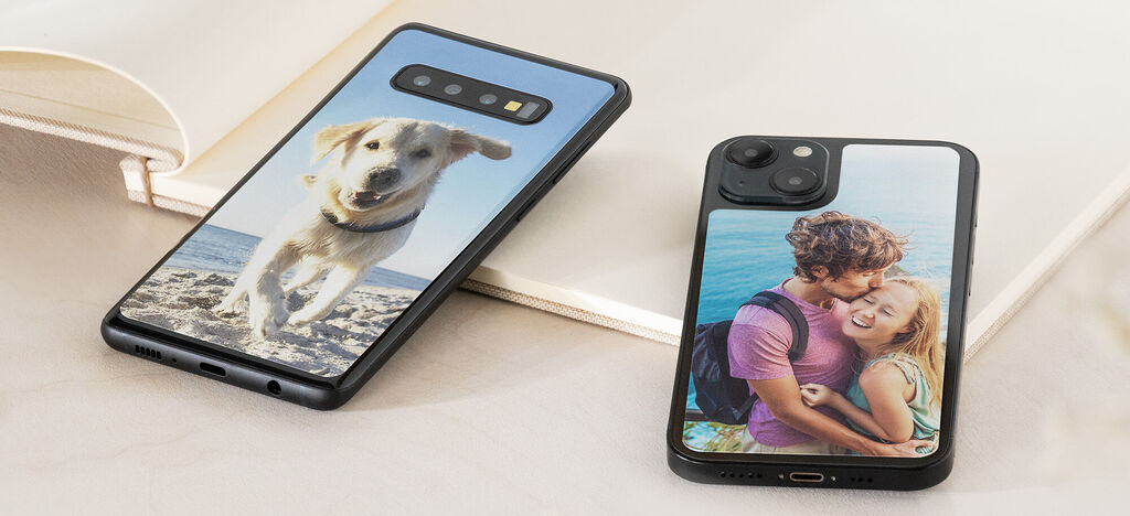 Dva mobily s individuálnymi fotografiami: pes na pláži a pár.
