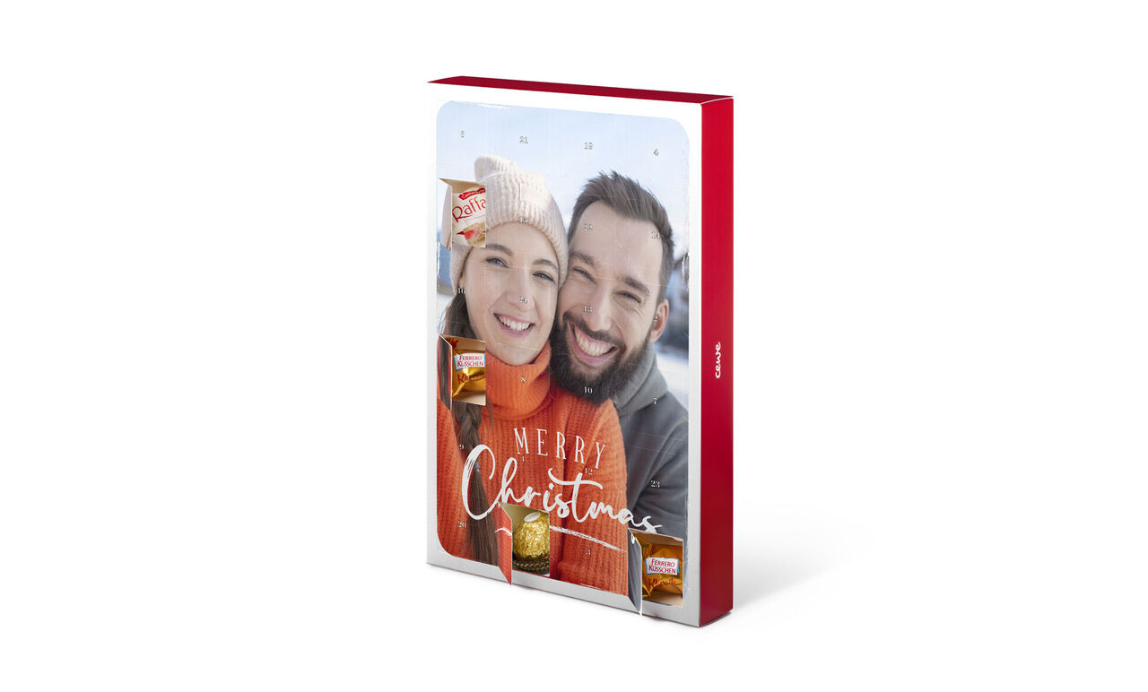 Adventný kalendár s pralinkami Ferrero a fotografiou zamilovaného páru.