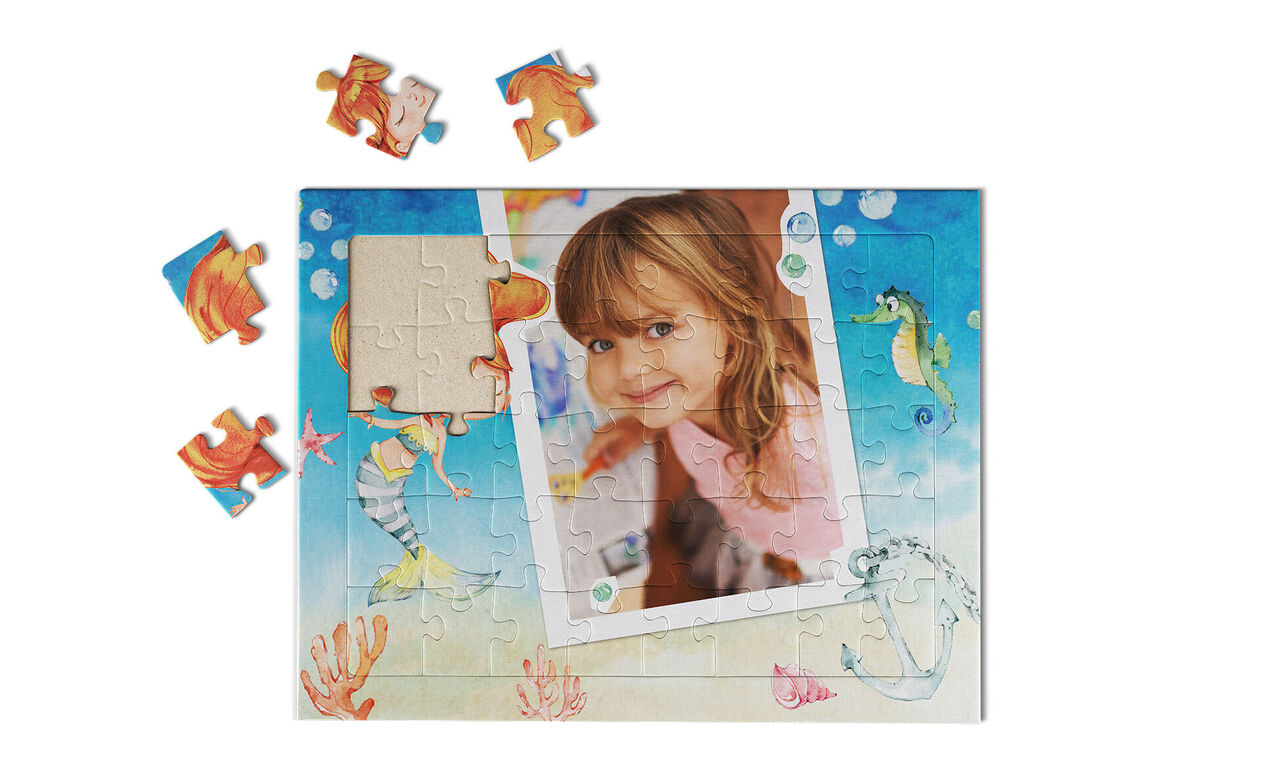 Kreatívne puzzle s námorníckymi motívmi a voľným miestom na fotografiu.