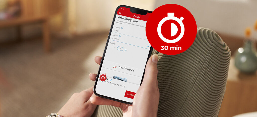 Osoba drží smartphone a používa aplikáciu CEWE. Na obrazovke sa zobrazuje 30-minútový časovač na rýchlu tvorbu fotiek.