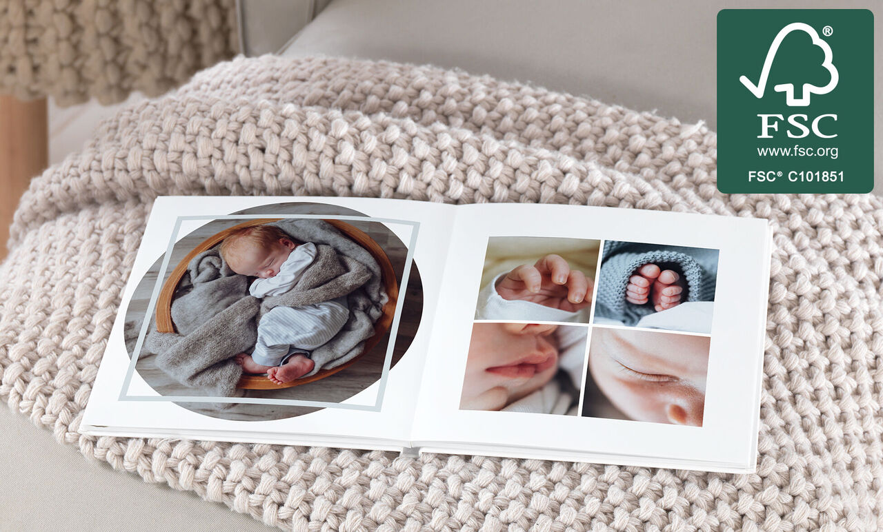 Láskyplná fotokniha s fotkami bábätka na mäkkej deke, CEWE fotokniha