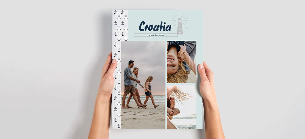 Rodič a dieťa kráčajú po pláži. Fotokniha ukazuje dovolenkové spomienky na fotkách. CEWE FOTOKNIHA.