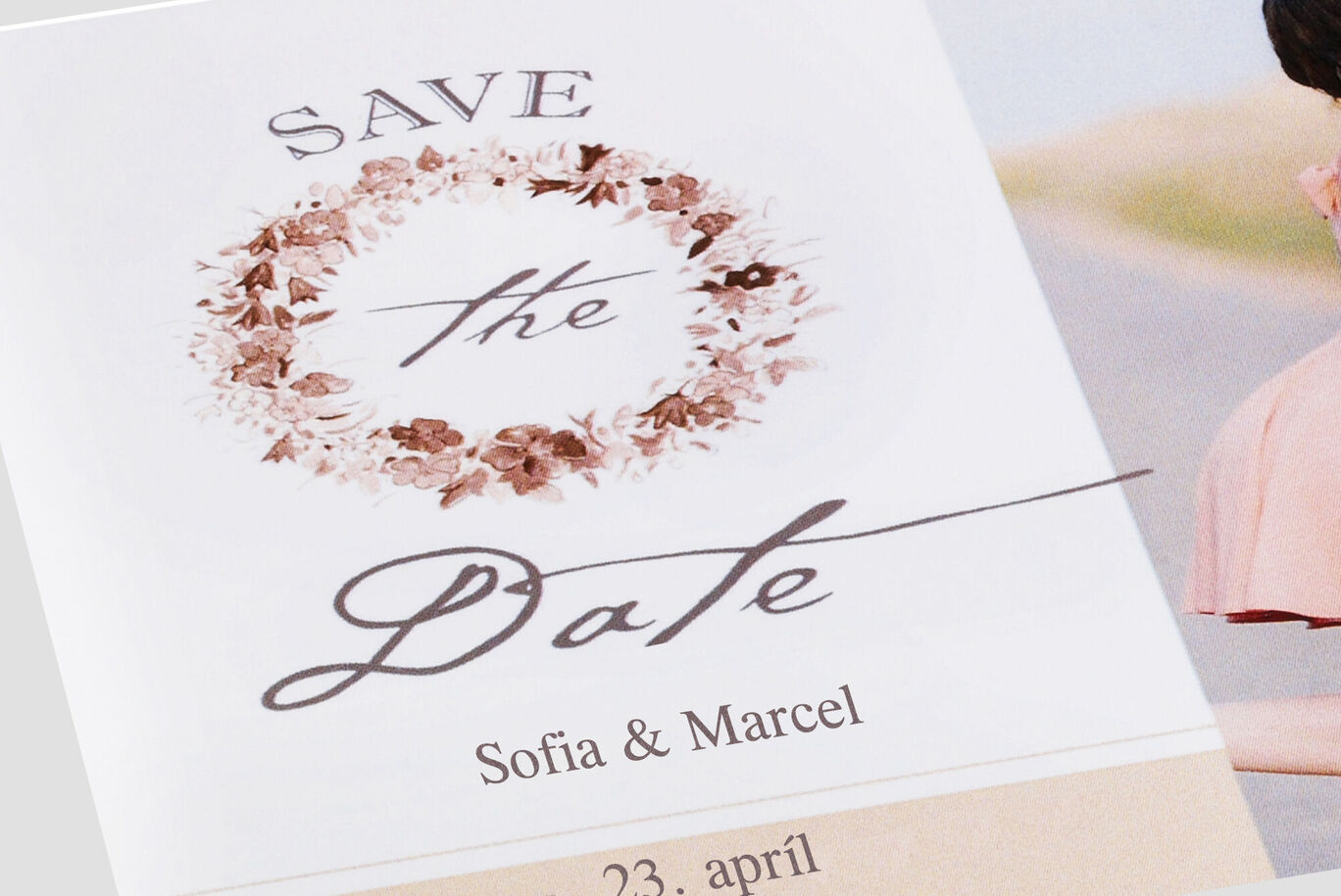 Romantický Save the Date pre svadbu s kvetinovými kúskami, menami Sofia a Marcel a dátumom