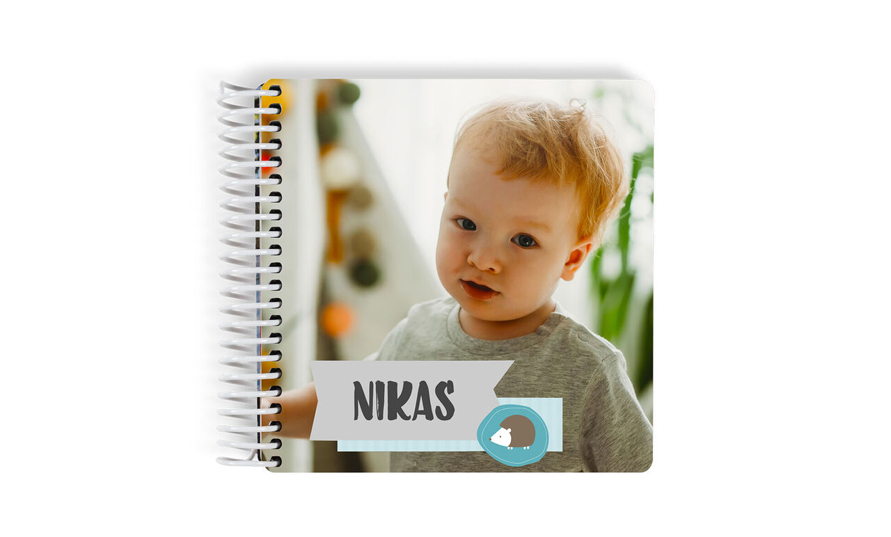 Pôvabná fotokniha s kreatívnym dizajnom a menom.