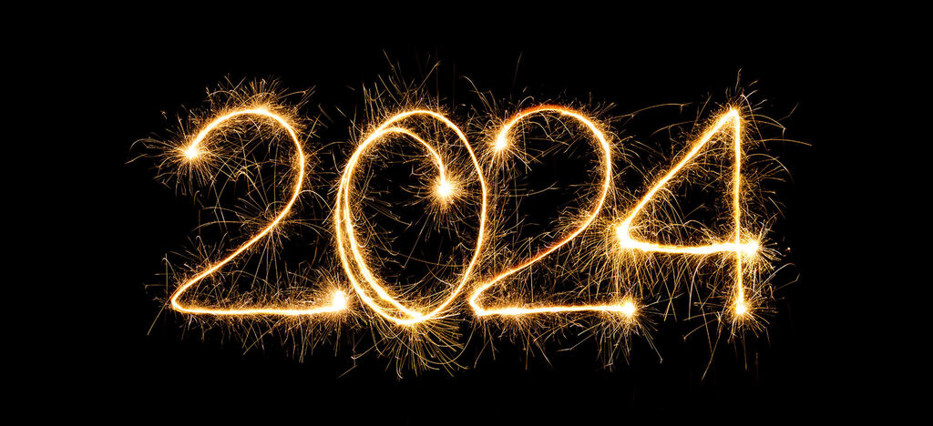 Iskrivé ručne písané čísla 2024 z ohňostroja.
