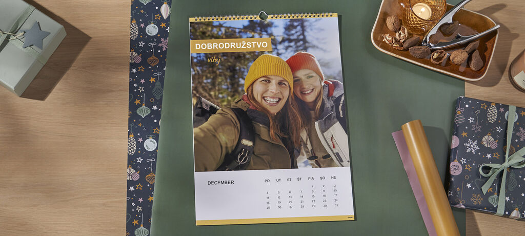 Decembrová stránka s vtipným záberom dvoch priateľov v zimnom oblečení.