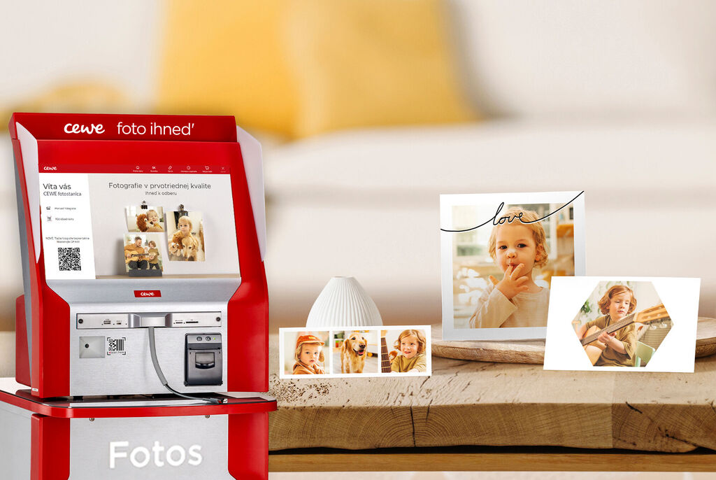 CEWE fotokabína s rôznymi fotoproduktmi v pozadí