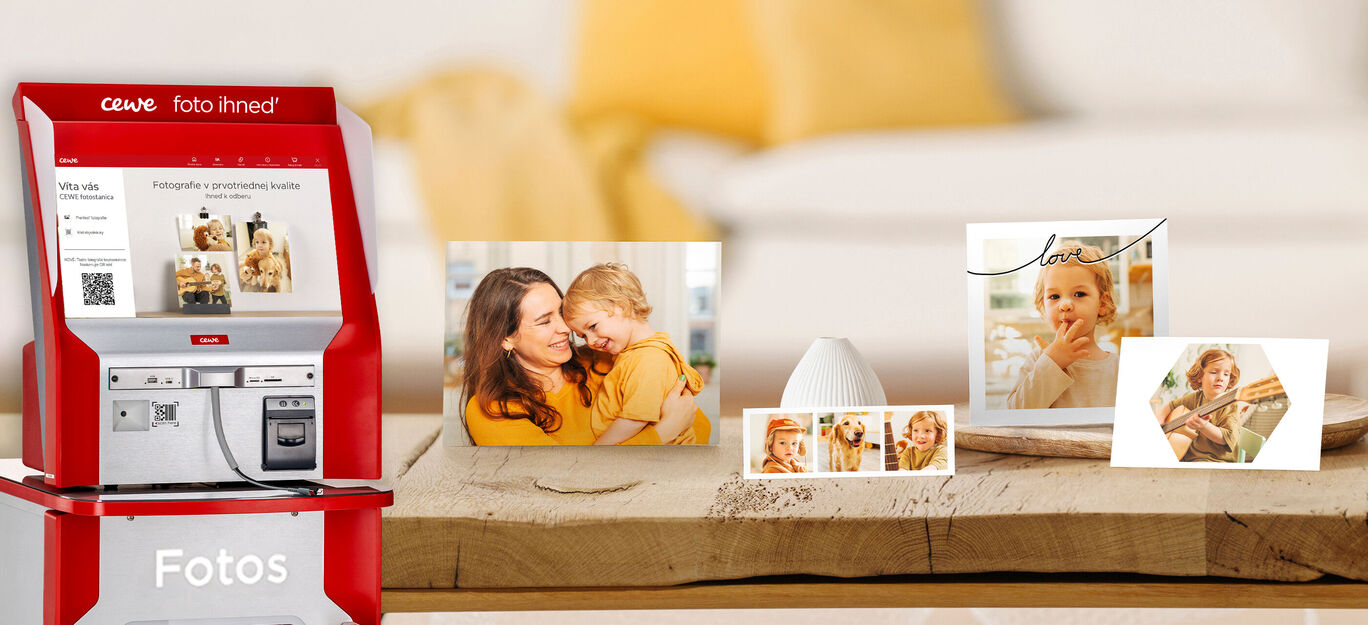 CEWE Fotokiosk zobrazujúci rôzne fotky a produkty na zdieľanie spomienok.