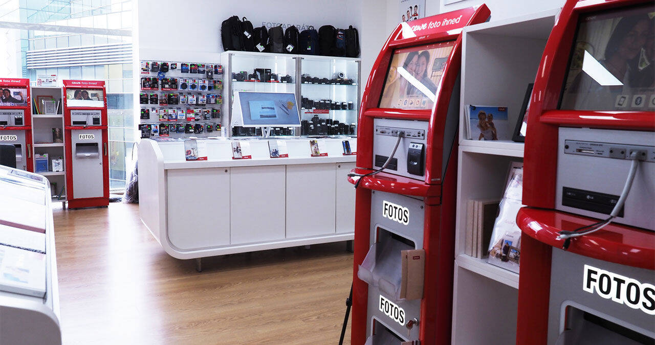 Moderný fotopriestor s kioskami a rôznymi fotoproduktmi.