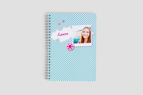 Kreatívny zápisník s modrým bodkovým vzorom a personalizovaným menom Laura
