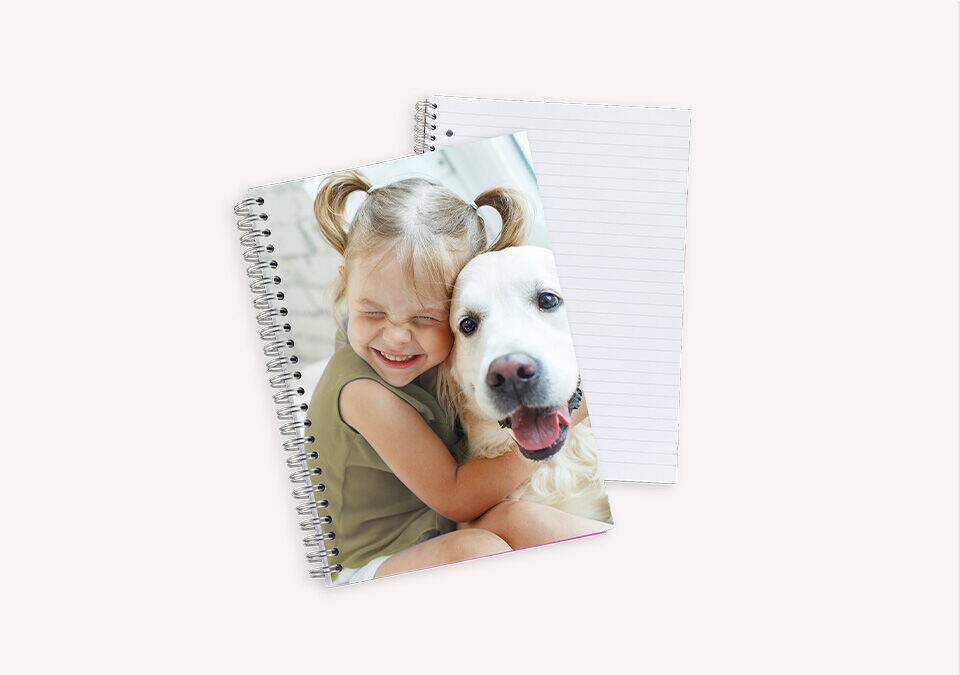 Zápisník so snímkou psa a dieťaťa na obale.