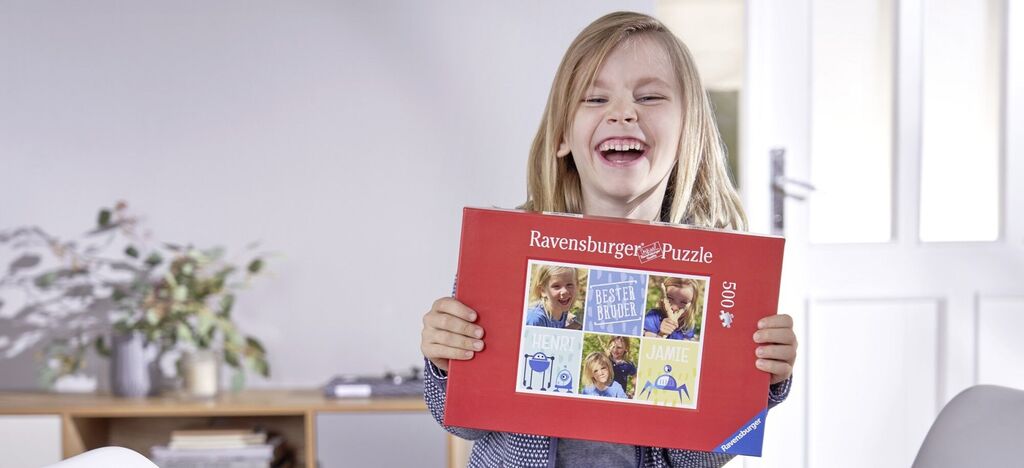 Dieťa hrdo drží Ravensburger puzzle v obývačke plnej pohody.