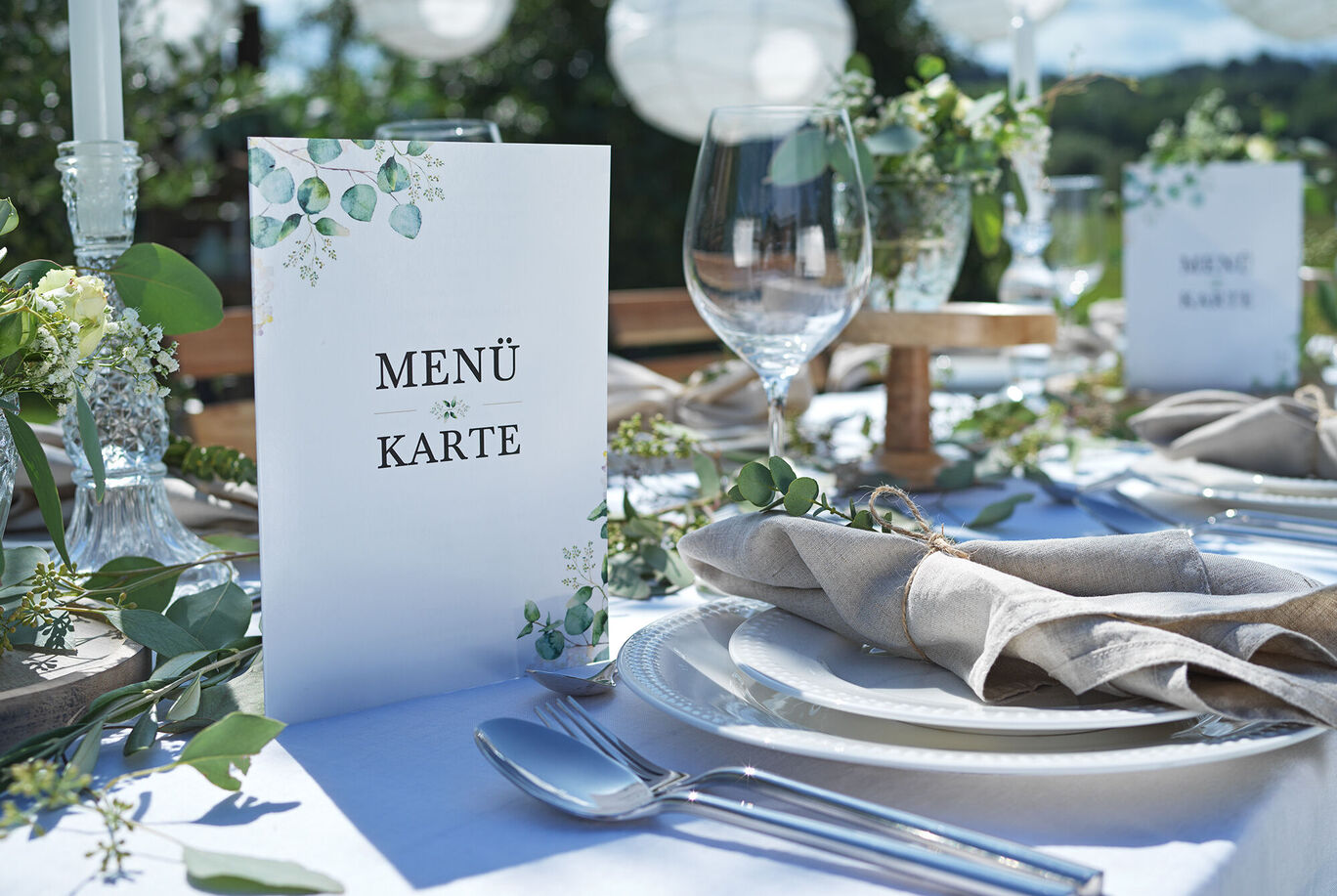 Elegantná stolová dekorácia s menu kartou a riadom.