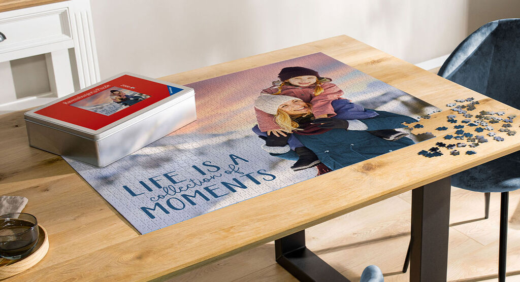 Rodina si užíva čas spoločne pri skladaní puzzle na stole s pekným trávnatým dizajnom, vedľa je CEWE fotokniha