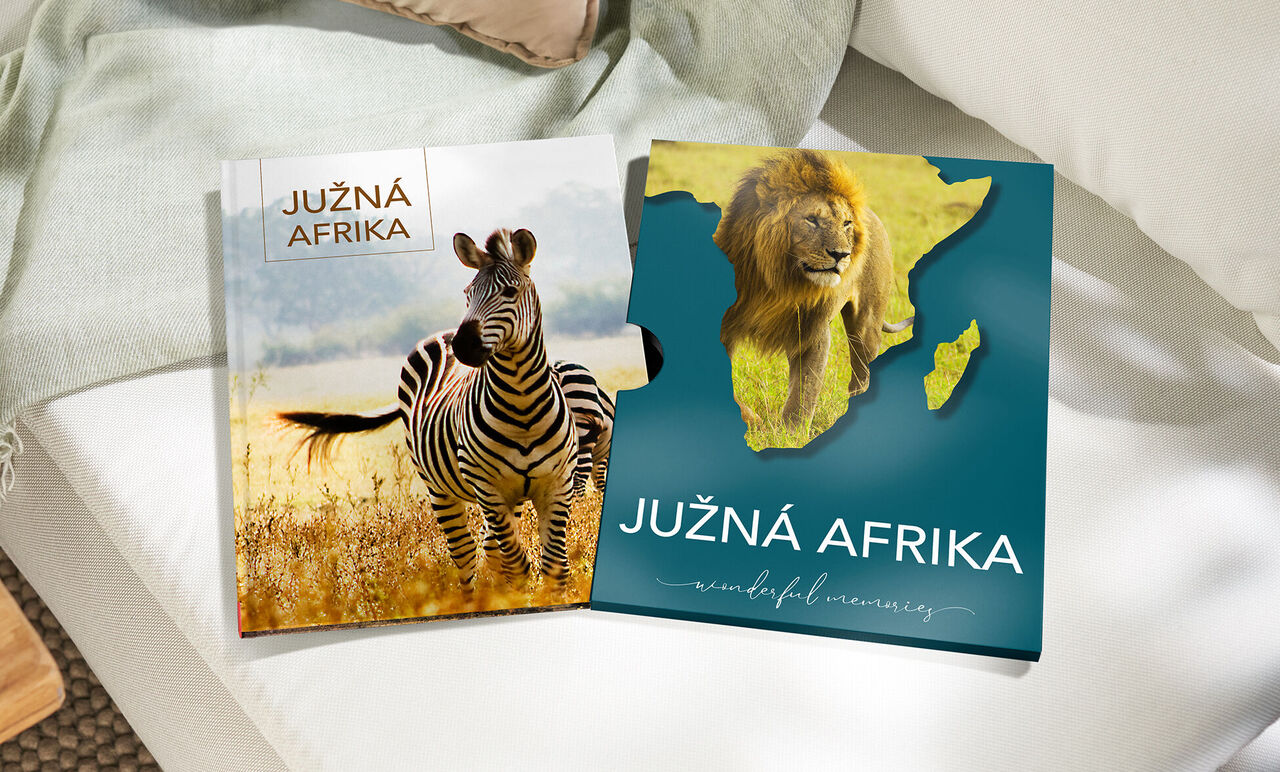 Dve fotoknihy s názvom 'Južná Afrika', jedna s zebrou v savane, druhá s levom pred mapou Afriky.