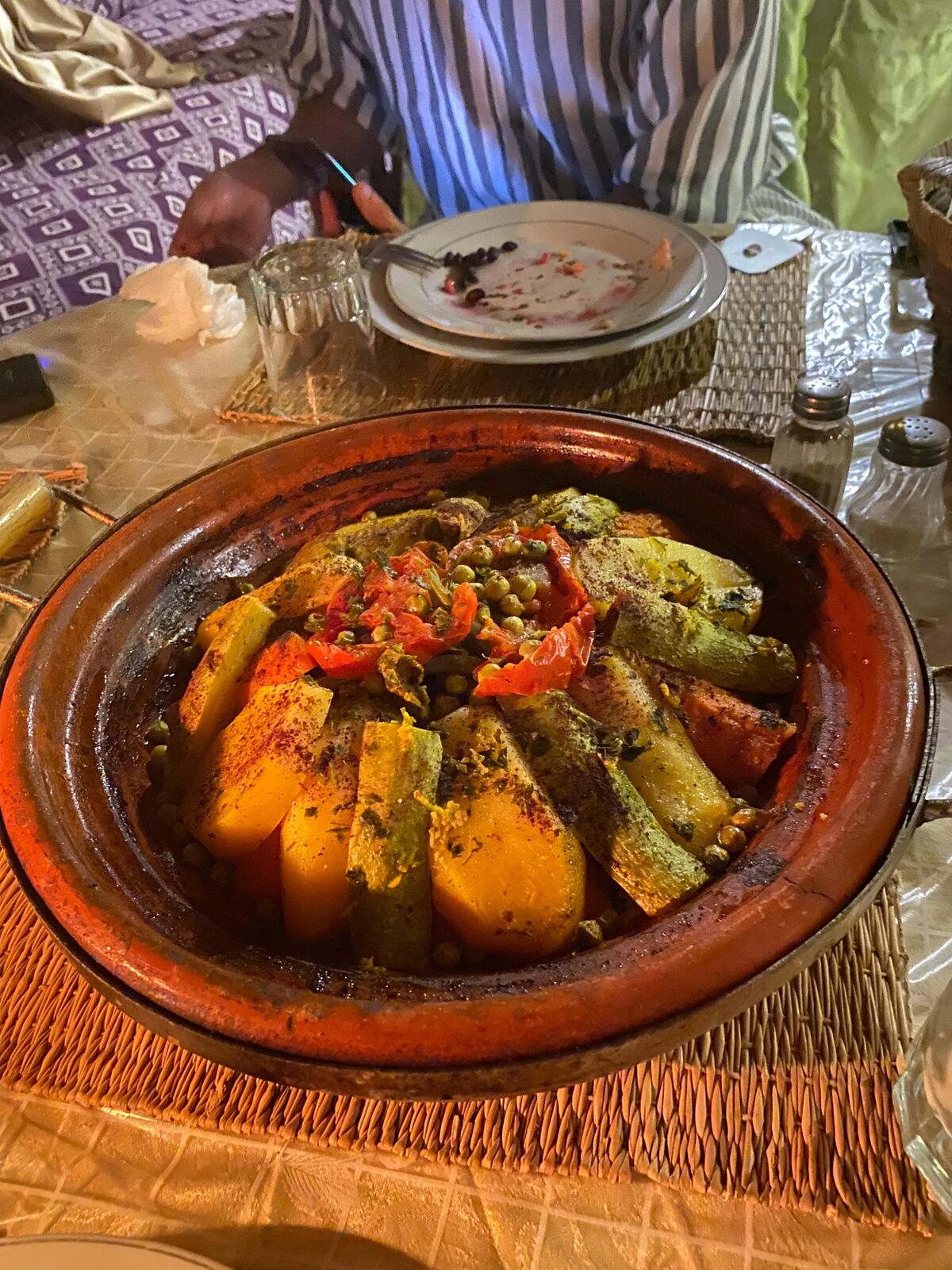 Farebne naplnený tajine s zeleninou a koreninami na stole